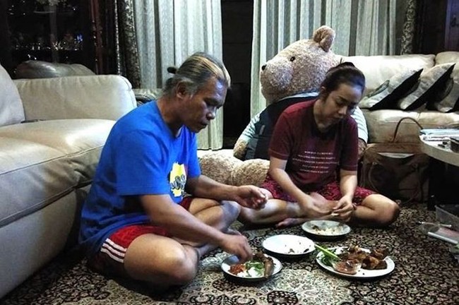 Sukses Jadi Bintang dan Tajir, 5 Artis Ini Tetap Hobi Makan Pakai Tangan