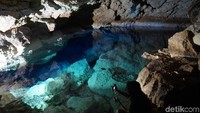 Kolam di Gua Kristal tidaklah besar, namun memiliki kedalaman 9-12 meter. (Syanti Mustika/detikcom)