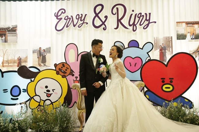 Mengaku ingin menampilkan sesuatu yang unik, Ervy secara spontan terpikirkan konsep BTS untuk hari pernikahan. Bukan sebuah konsep yang umum, untungnya Ervy mendapat dukungan dari suami dan orangtua. Suami dan keluarga juga mendukung, suami yang antusias banget juga, kata Ervy kepada detikcom. Foto: Dok. Ervy Julia