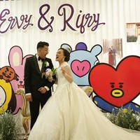 Mengaku ingin menampilkan sesuatu yang unik, Ervy secara spontan terpikirkan konsep BTS untuk hari pernikahan. Bukan sebuah konsep yang umum, untungnya Ervy mendapat dukungan dari suami dan orangtua. Suami dan keluarga juga mendukung, suami yang antusias banget juga, kata Ervy kepada detikcom. Foto: Dok. Ervy Julia