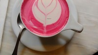 Selain itu hadir juga Pink Latte berwarna cantik yang bisa dinikmati di kafe Comoba yang bergaya rustic dan klasik. Foto: Istimewa