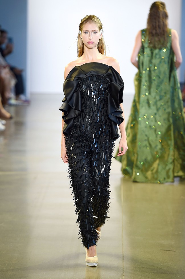 Empat desainer Indonesia yaitu Julianto, Maggie Hutauruk Eddy (2Madison), Yogiswari Pradjanti, dan Ayumi memamerkan karya penuh warna di New York Fashion Week: The Shows yang digelar di Galery II, Spring Studios, New York. Senin 9/9/2019. Photo by Ilya S. Savenok/Getty Images