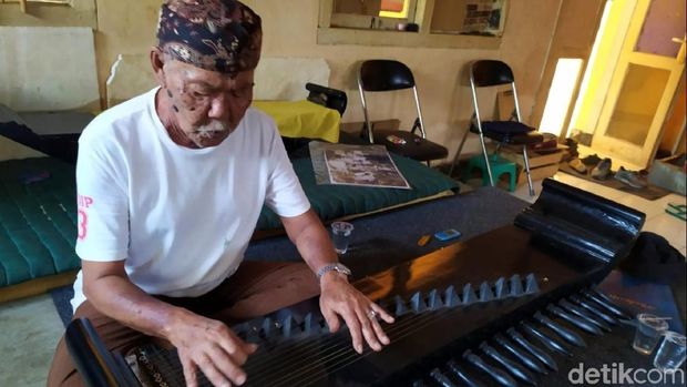Rumah Terancam Roboh, Maestro Mamaos Cianjur Ngungsi ke Gedung Kesenian