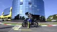 Rossi mampir ke kantornya, markas VR46. Foto: Dok. Yamaha Motor Racing