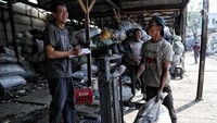 Sampah-sampah plastik yang telah dikumpulkan itu kemudian dijual kembali oleh pengepul dan siap untuk diolah kembali agar tak mencemari laingkungan sekitar.