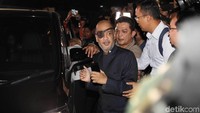 Putra BJ Habibie, Thareq Kemal Habibie tiba di rumah duka.