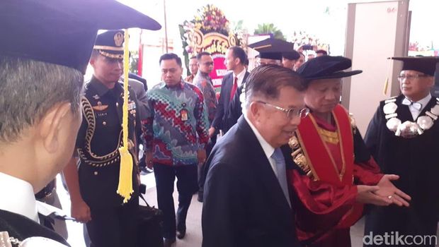 JK-Megawati Hadiri Sidang Pengukuhan Yasonna Laoly Jadi Guru Besar PTIK