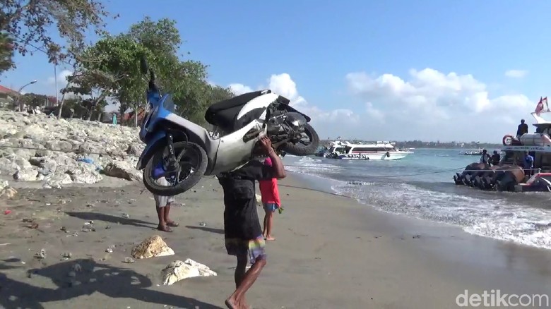 Mengenal Nyoman Kalor Samson Pemanggul Motor Di Pantai Sanur