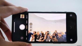 Cukup menarik setidaknya dari sisi kamera. Karena kalau dibandingkan dengan Android, kamera iPhone meski nggak jelek juga, tapi ketinggalan lama dan seri iPhone 11 mengejar itu sehingga gap-nya tidak terlalu jauh, sebut pengamat gadget Lucky Sebastian. Foto: Chris Velazco/Engadget