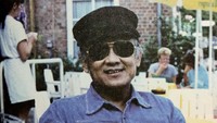 Topi Rimba/fat yang ia kenakan selalu dipadu padankan dengan kaca mata hitam dan senyum khasnya. Foto: Repro Buku Habibie