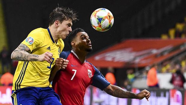 Victor Lindelof (kiri) mendapat kririk akibat performa buruk di MU dan timnas Swedia.