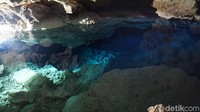 Dasar kolam pun terlihat, bebatuan yang mengisi dasar begitu terpantul dengan jelas. (Syanti Mustika/detikcom)