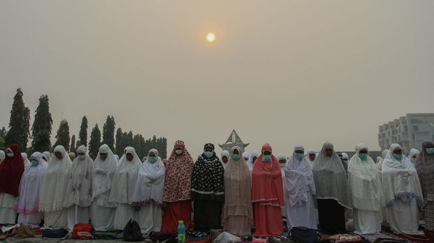 Kabut asap masih menghantui kehidupan masyarakat di Sumatera dan Kalimantan. Tak hanya ganggu aktivitas, kabut asap juga bawa ancaman mematikan bagi kesehatan warga.