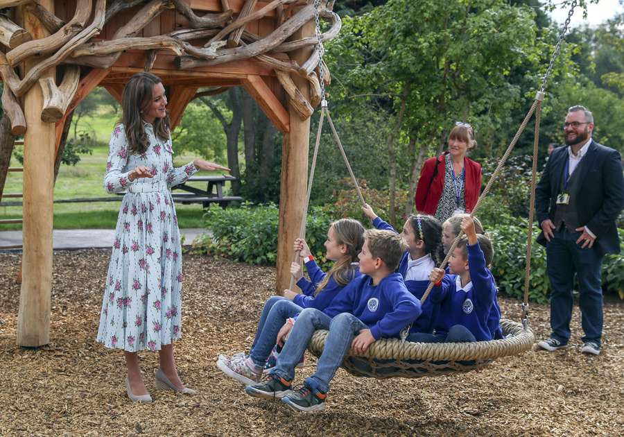 Bahagianya Kate Middleton Bermain Di Taman Bersama Anak Anak