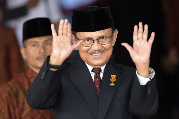 Presiden RI ke-3 BJ Habibie tutup usia hari ini, Rabu (11/9/2019). Sang jenius kebanggaan Indonesia ini pun punya senyum yang khas. Berikut foto-fotonya.