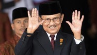 Foto dokumentasi Presiden ketiga RI BJ Habibie melambaikan tangan saat akan menghadiri Sidang Tahunan MPR Tahun 2015 di Kompleks Parlemen, Senayan, Jakarta, Jumat (14/8/2015). Antara Foto/Sigid Kurniawan.