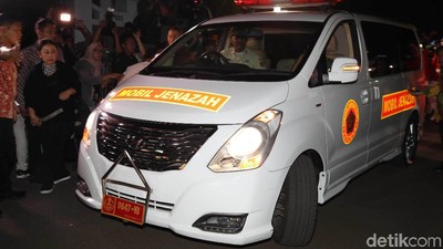 Suasana di Rumah Duka Saat Jenazah Habibie Tiba