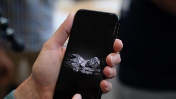 Ponsel ini dimodali chip A13 Fusion. Foto: Chris Velazco/Engadget