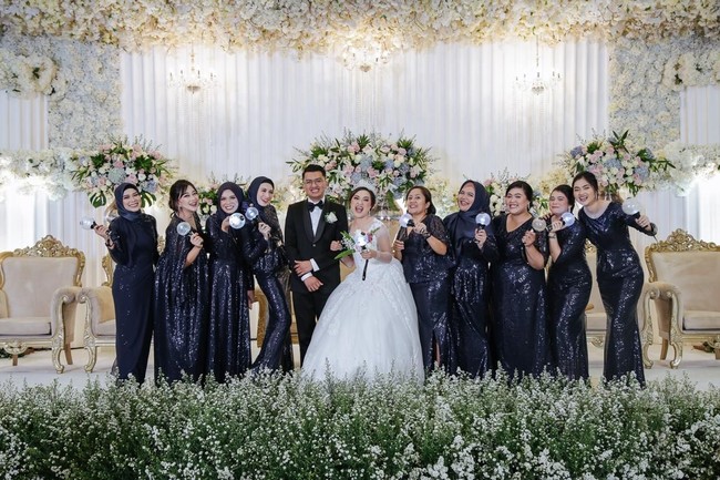 Photobooth bertema BT21 dan hadirnya Army bomb (lightstick BTS) sebagai hand bouquet yang juga dibawa bridesmaid menjadikan pernikahan Ervy kental nuansa BTS. Untuk kedua hal tersebut, ia pun menyiapkannya sendiri dan meminjam Army bomb dari sejumlah teman. Foto: Dok. Ervy Julia