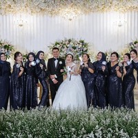 Photobooth bertema BT21 dan hadirnya Army bomb (lightstick BTS) sebagai hand bouquet yang juga dibawa bridesmaid menjadikan pernikahan Ervy kental nuansa BTS. Untuk kedua hal tersebut, ia pun menyiapkannya sendiri dan meminjam Army bomb dari sejumlah teman. Foto: Dok. Ervy Julia