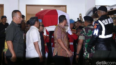 Peti Jenazah BJ Habibie Dibawa dari RSPAD