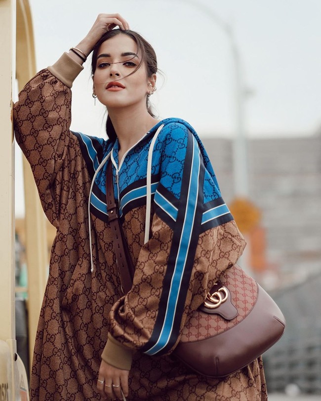Inilah gaya stylish Tasya serba Gucci. Mulai dari jaket hoodie oversized sampai tas.  Foto: Instagram @tasyafarasya