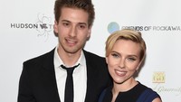 Scarlett Johansson memiliki kembaran yang juga berbeda gender. Ia adalah Hunter Johansson yang memiliki tinggi badan lebih daripada pemeran Black Widow itu. Jamie McCarthy/Getty Images for Friends of Rockaway