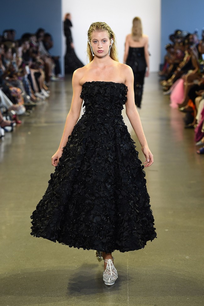 Empat desainer Indonesia yaitu Julianto, Maggie Hutauruk Eddy (2Madison), Yogiswari Pradjanti, dan Ayumi memamerkan karya penuh warna di New York Fashion Week: The Shows yang digelar di Galery II, Spring Studios, New York. Senin 9/9/2019. Photo by Ilya S. Savenok/Getty Images