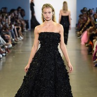 Empat desainer Indonesia yaitu Julianto, Maggie Hutauruk Eddy (2Madison), Yogiswari Pradjanti, dan Ayumi memamerkan karya penuh warna di New York Fashion Week: The Shows yang digelar di Galery II, Spring Studios, New York. Senin 9/9/2019. Photo by Ilya S. Savenok/Getty Images