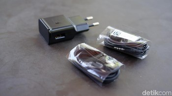 Diberikan aksesori charger, earphone dan kabel data USB Type C. Foto: Adi Fida Rahman/detikINET