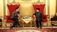 Momen saat Presiden ke-3 RI BJ Habibie berbincang dengan Menteri Koordinator bidang Kemaritiman Luhut Binsar Panjaitan. Istimewa/Dok. Instagram/@b.jhabibie.