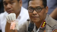 Kabid Humas Polda Metro Jaya, Kombes Argo Yuwono menunjukkan barang bukti ekstasi.
