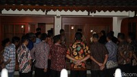 Selain itu, beberapa orang tampak sedang berbincang di halaman rumah Habibie.