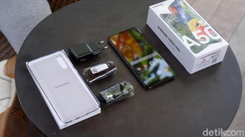 Varian yang di-unboxing berwarna hitam. Samsung menyebutnya Prism Crush Black. Foto: Adi Fida Rahman/detikINET