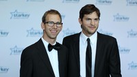 Aston Kutcher memiliki kembaran yakni Michael Kutcher yang pernah terkena Cerebral Palsy. Adam Bettcher/Getty Images for Starkey Hearing Foundation