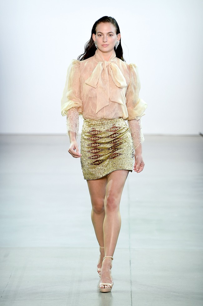 Empat desainer Indonesia yaitu Julianto, Maggie Hutauruk Eddy (2Madison), Yogiswari Pradjanti, dan Ayumi memamerkan karya penuh warna di New York Fashion Week: The Shows yang digelar di Galery II, Spring Studios, New York. Senin 9/9/2019. Photo by Ilya S. Savenok/Getty Images