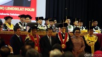 Wakil Presiden Jusuf Kalla juga foto bersama dengan Yasonna.