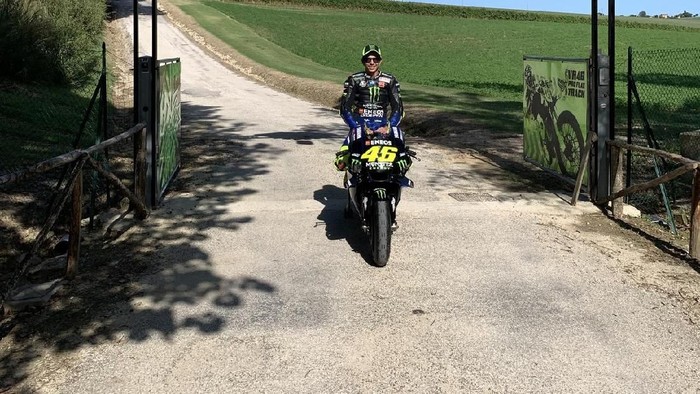 Valentino Rossi Keliling Kampung Naik Motor MotoGP
