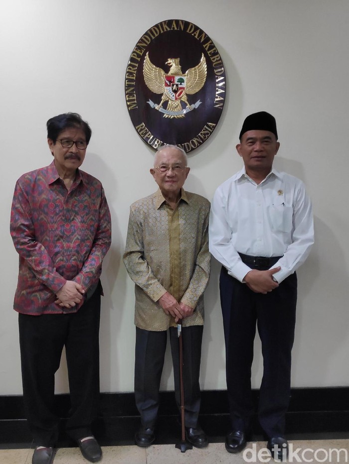 Menteri Pendidikan dan Kebudayaan (Mendikbud) Muhadjir Effendy melakukan audiensi bersama mantan Menteri Kesehatan Farid Anfasa Moeloek dan pengusaha Boenjamin Setiawan.