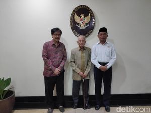 Sepak Terjang Boenjamin Setiawan, dari Garasi Jadi Raksasa Farmasi