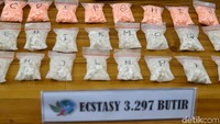 Polisi menggelar barang bukti ekstasi yang telah dikemas dalam plastik.