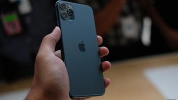 Namun saat diposisikan ke arah lain, warna hijaunya cenderung terlihat gelap. Foto: Chris Velazco/Engadget