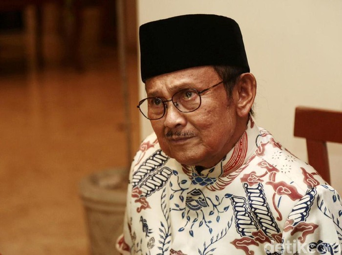BJ Habibie saat promo film Rudy Habibie.