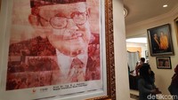 Foto dan lukisan Habibie dipajang di sudut ruangan.