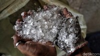Hasil sampah plastik yang telah dicacah hingga berbentuk kecil seperihan seperti partikel ini bisa dikatakan sudah siap untuk diolah kembali.