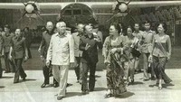 Ainun Habibie nampak setia mendampingi sang suami di setiap perjalanan kenegaraan. Istimewa/Dok. Instagram/@b.jhabibie