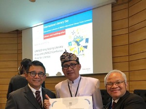 Kamus Bahasa Bali Antar Indonesia Terima Penghargaan Literasi Dunia