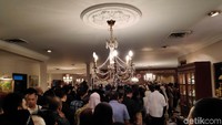 Suasana di dalam rumah duka yang penuh dengan pelayat.