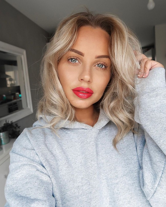 Lucy Jessica Carter merupakan seorang pramugari yang tergabung dalam Virgin Atlantic saat berusia 21 tahun pada 2011. Ia kini meninggalkan pekerjaannya sebagai anggota awak kabin untuk mengurus keluarga dan membesarkan anaknya. Foto: Instagram