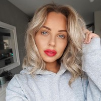 Lucy Jessica Carter merupakan seorang pramugari yang tergabung dalam Virgin Atlantic saat berusia 21 tahun pada 2011. Ia kini meninggalkan pekerjaannya sebagai anggota awak kabin untuk mengurus keluarga dan membesarkan anaknya. Foto: Instagram